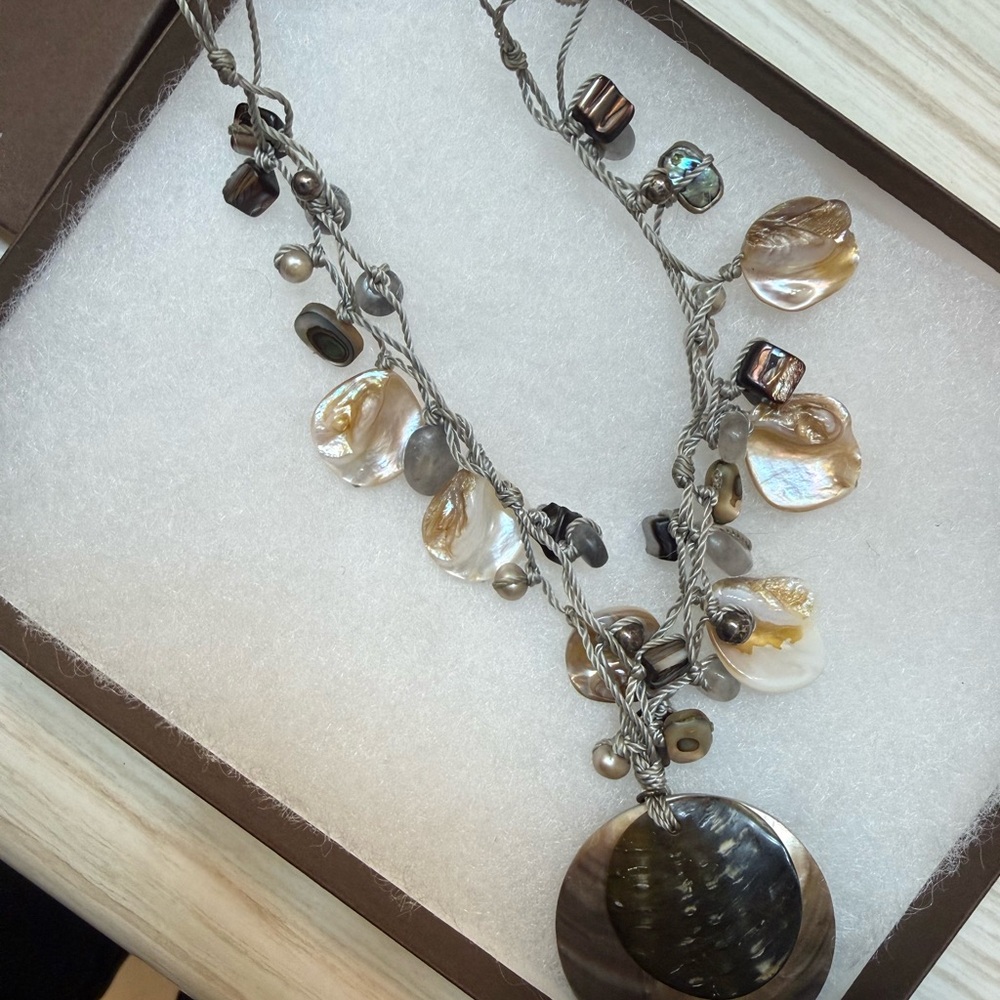 Elegant Shell and Bead Necklace